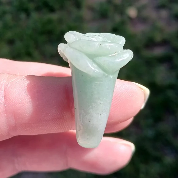 New Hand Carved Flower Green Aventurine Ring. - Picture 3 of 16